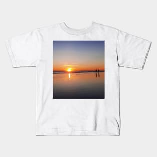 Silhouetted couple enjoys sunset at beach Kids T-Shirt